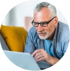 Mann mit Notebook